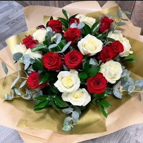 Romantic Roses Handtied