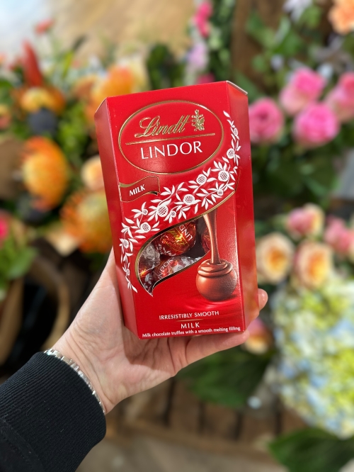 Lindt Lindor Milk Chocolate Truffles Box 200g